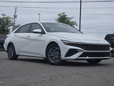 Used 2024 Hyundai Elantra SEL FWD image 2