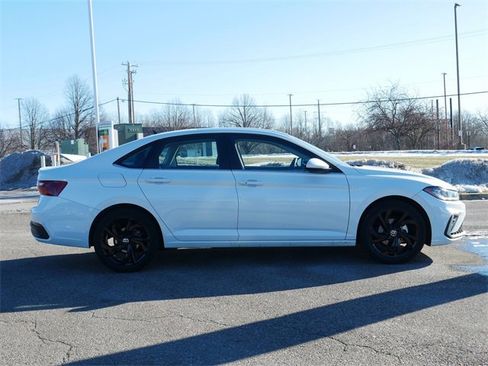 Certified 2025 Volkswagen Jetta SE image 8