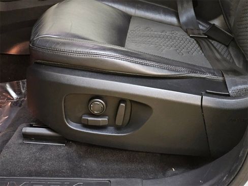 Used 2019 Land Rover Discovery Sport SE image 24