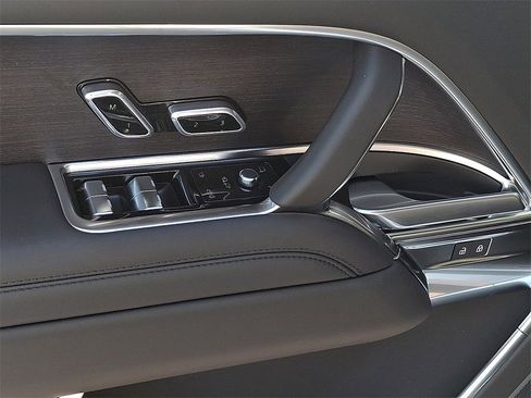 New 2025 Land Rover Range Rover SE image 9