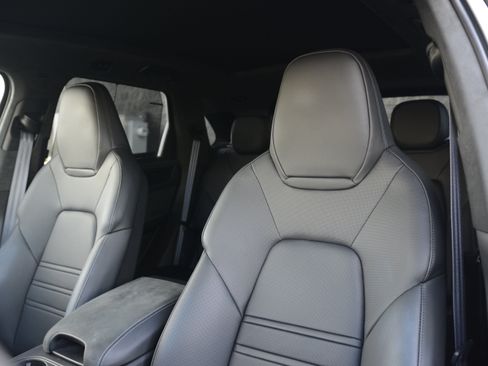 Certified 2026 Porsche Cayenne GTS AWD/4WD image 5