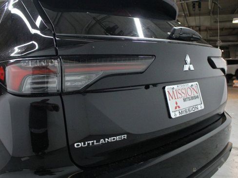 New 2025 Mitsubishi Outlander ES image 4