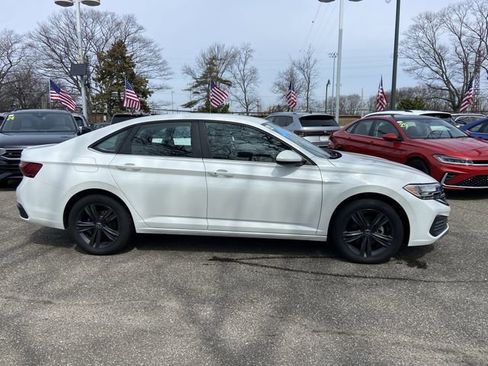 Used 2023 Volkswagen Jetta SE image 4