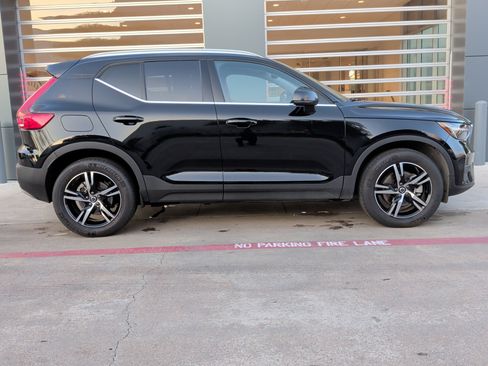 Used 2025 Volvo XC40 B5 Core image 11