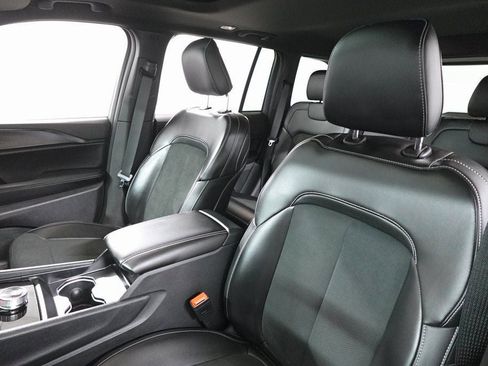 New 2025 Jeep Grand Cherokee Altitude image 11