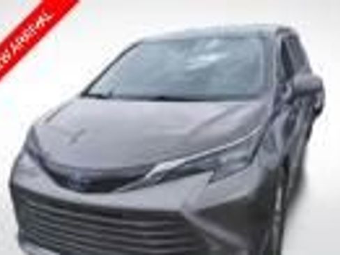 Used 2024 Toyota Sienna XLE image 1