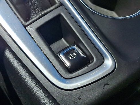 Used 2018 Chevrolet Equinox LT FWD image 25