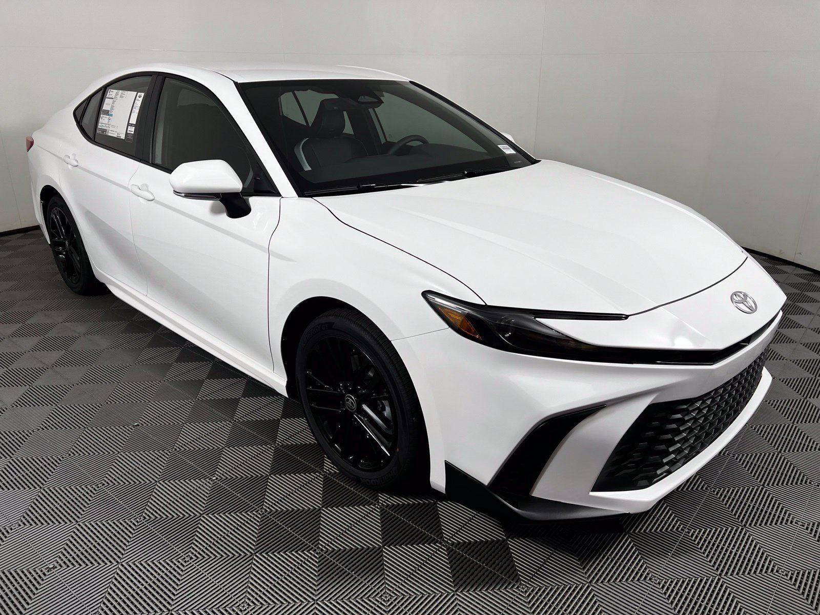 Used 2025 Toyota Camry SE w/ Convenience Package FWD image 3