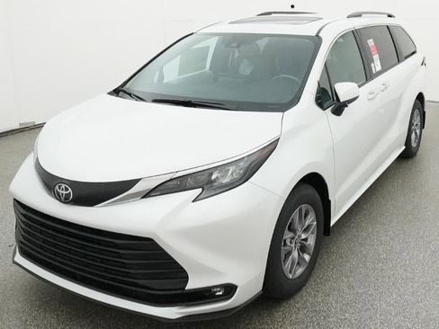 New 2026 Toyota Sienna XLE image 16