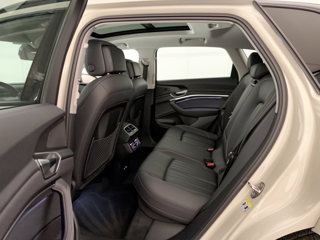 Certified 2022 Audi e-tron Premium Plus w/ Premium Plus Package AWD/4WD image 25