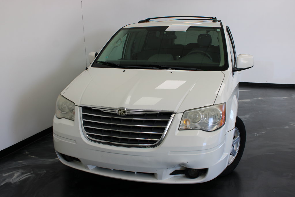 Used 2009 Chrysler Town & Country Touring FWD image 3