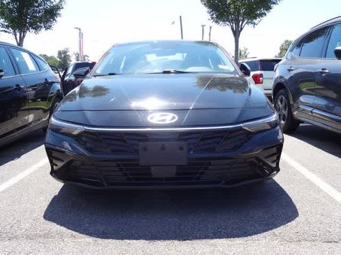 Used 2024 Hyundai Elantra SEL w/ Convenience Package FWD image 2