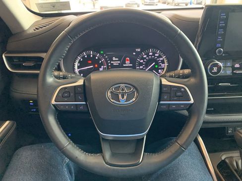 Used 2022 Toyota Highlander XLE image 4