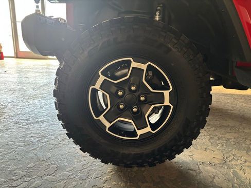 Used 2019 Jeep Wrangler Unlimited Sahara w/ LED Lighting Group image 23