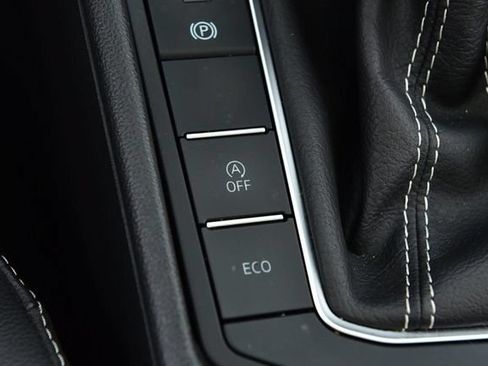 Certified 2025 Volkswagen Jetta SE w/ Sunroof Package FWD image 18