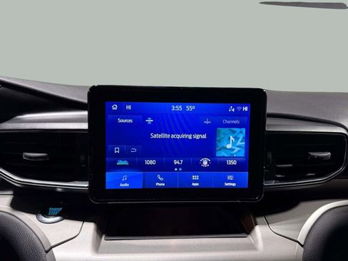 Used 2022 Ford Explorer XLT w/ Equipment Group 202A image 6