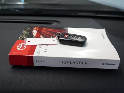 Used 2019 Toyota Highlander XLE AWD/4WD image 44