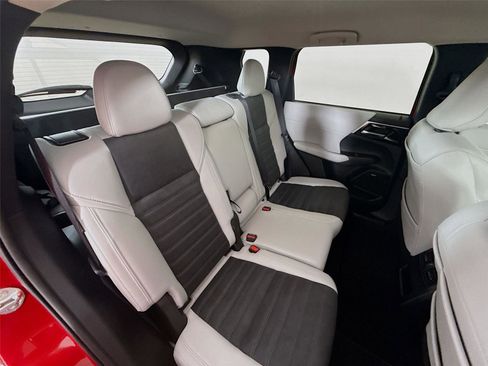 Used 2025 Mitsubishi Outlander SE image 23