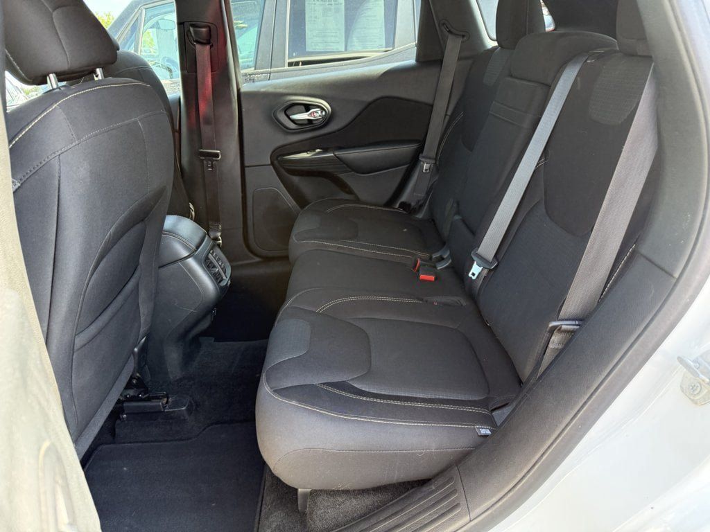 Used 2016 Jeep Cherokee Latitude AWD/4WD image 13