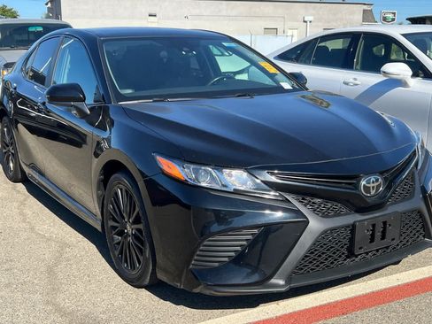 Used 2020 Toyota Camry SE FWD image 3