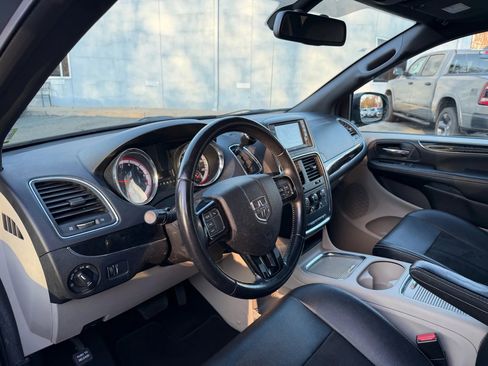 Used 2019 Dodge Grand Caravan SXT image 10