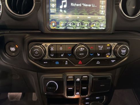 Used 2022 Jeep Wrangler Unlimited Sahara w/ Cold Weather Group image 16