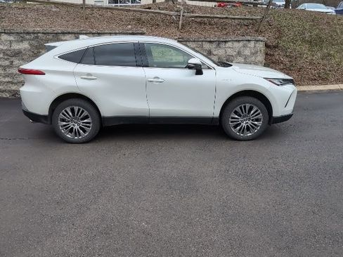 Used 2021 Toyota Venza Limited image 2