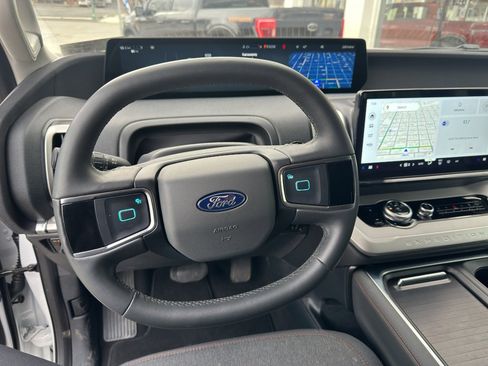 Used 2025 Ford Expedition Active image 12