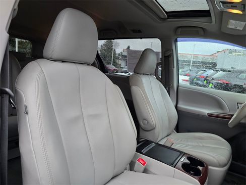Used 2013 Toyota Sienna XLE image 11