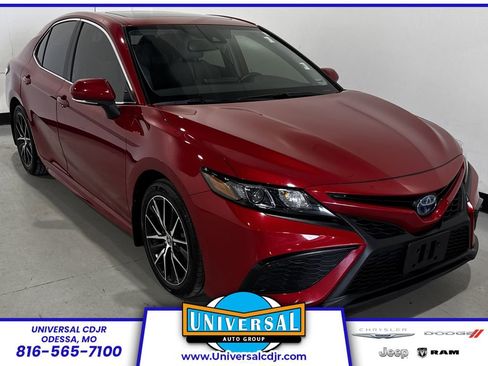Used 2022 Toyota Camry SE FWD image 1