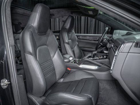 Used 2022 Porsche Cayenne Turbo image 12