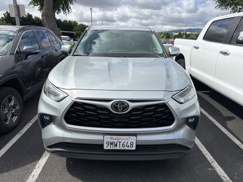 Used 2024 Toyota Highlander LE AWD/4WD image 3