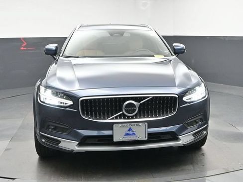 Used 2022 Volvo V90 B6 Cross Country AWD/4WD image 2