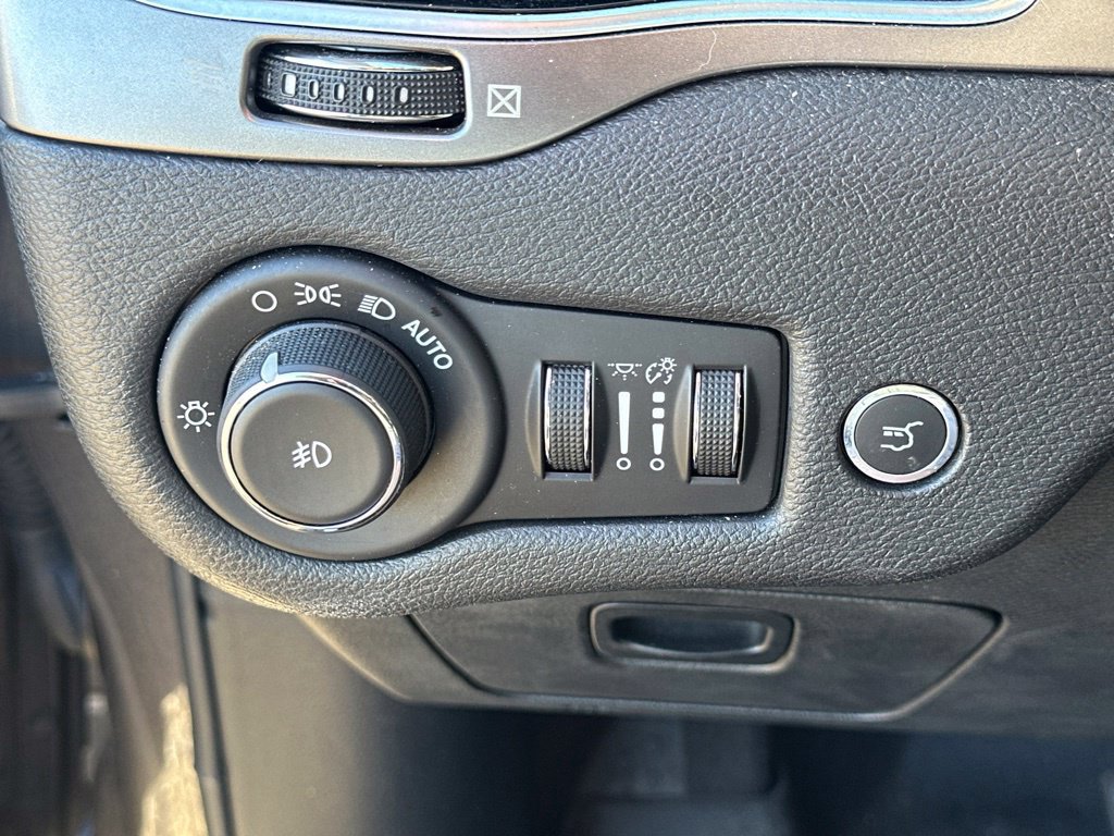 Used 2019 Jeep Cherokee Limited AWD/4WD image 18