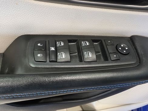 Used 2021 Chrysler Pacifica Touring-L w/ Uconnect Theater Family Group FWD image 15