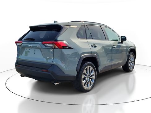 Used 2022 Toyota RAV4 XLE Premium w/ Carpet Mat Package (TMS) AWD/4WD image 4