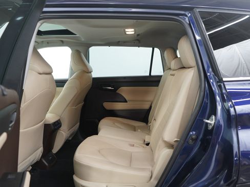 Used 2021 Toyota Highlander XLE image 20