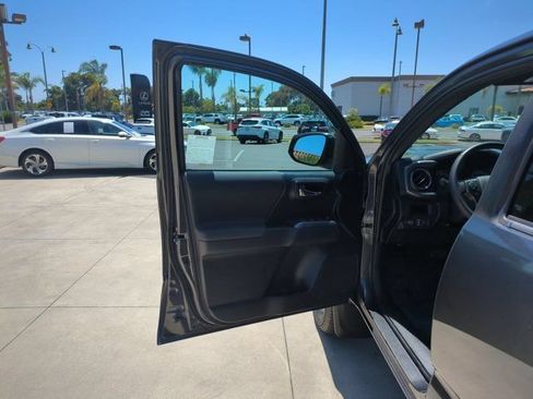 Used 2019 Toyota Tacoma TRD Sport w/ Technology Package AWD/4WD image 13