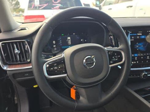 Used 2025 Volvo V60 B5 Cross Country Plus image 8