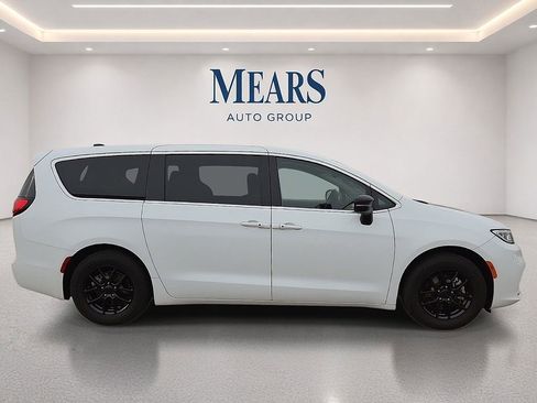 Used 2024 Chrysler Pacifica Touring-L FWD image 6