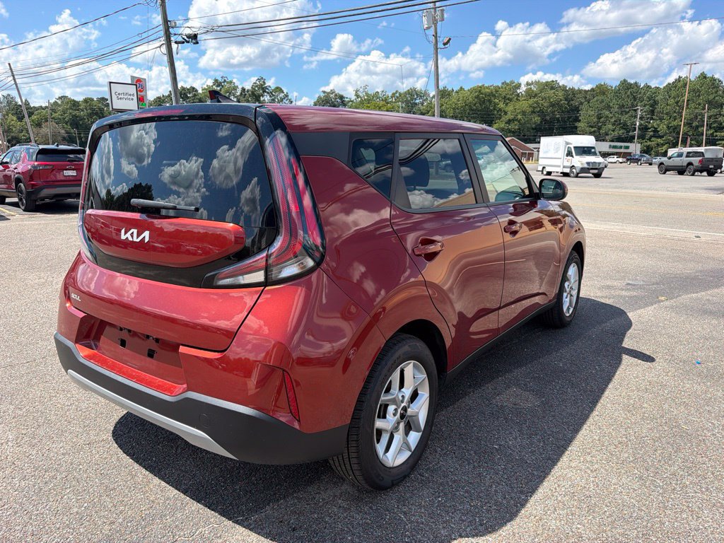 Used 2024 Kia Soul LX w/ Option Group 015 FWD image 5