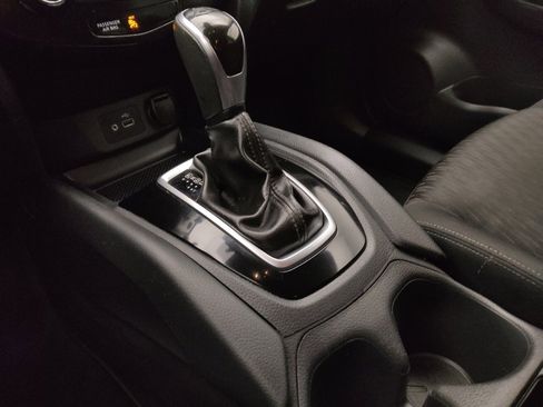 Used 2020 Nissan Rogue SV FWD image 26