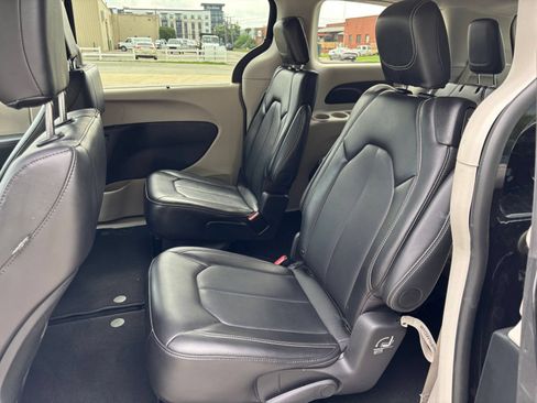 Used 2024 Chrysler Pacifica Touring-L FWD image 29