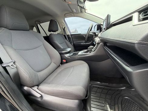 Used 2020 Toyota RAV4 LE image 8