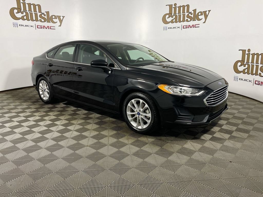 Used 2019 Ford Fusion SE FWD image 1
