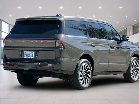 Used 2025 Lincoln Navigator Black Label AWD/4WD image 4