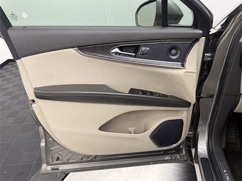 Used 2017 Lincoln MKX Reserve w/ Lincoln MKX Climate Package image 10