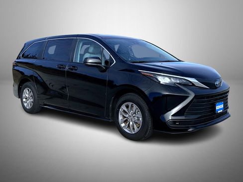 Used 2024 Toyota Sienna LE image 3