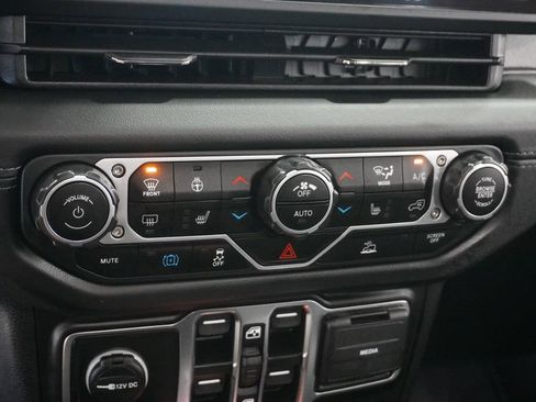 Used 2025 Jeep Wrangler Unlimited Sahara image 27