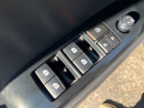 Used 2019 Toyota Camry SE FWD image 13